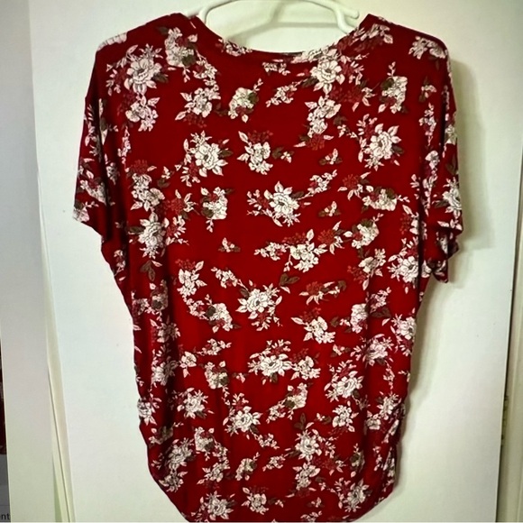 Red Floral Short Sleeve v-neck top with ruching - Picture 4 of 7